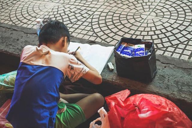 Bức ảnh mẹ cầm tay dạy con tập viết ngay trên vỉa hè” khiến dân mạng cảm động-2