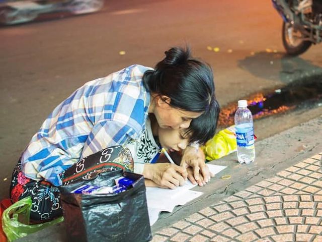 Bức ảnh mẹ cầm tay dạy con tập viết ngay trên vỉa hè” khiến dân mạng cảm động-3