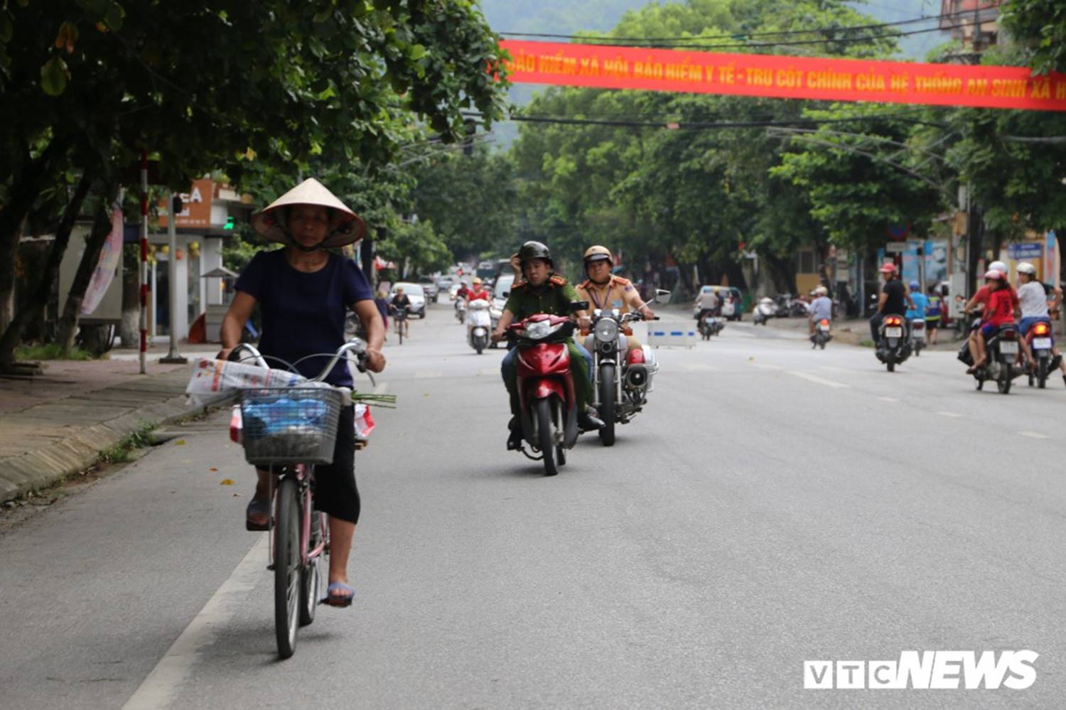 Ảnh: Cảnh sát Hà Giang dùng xe chuyên dụng hú còi hộ tống thí sinh ngủ muộn đến điểm thi-1