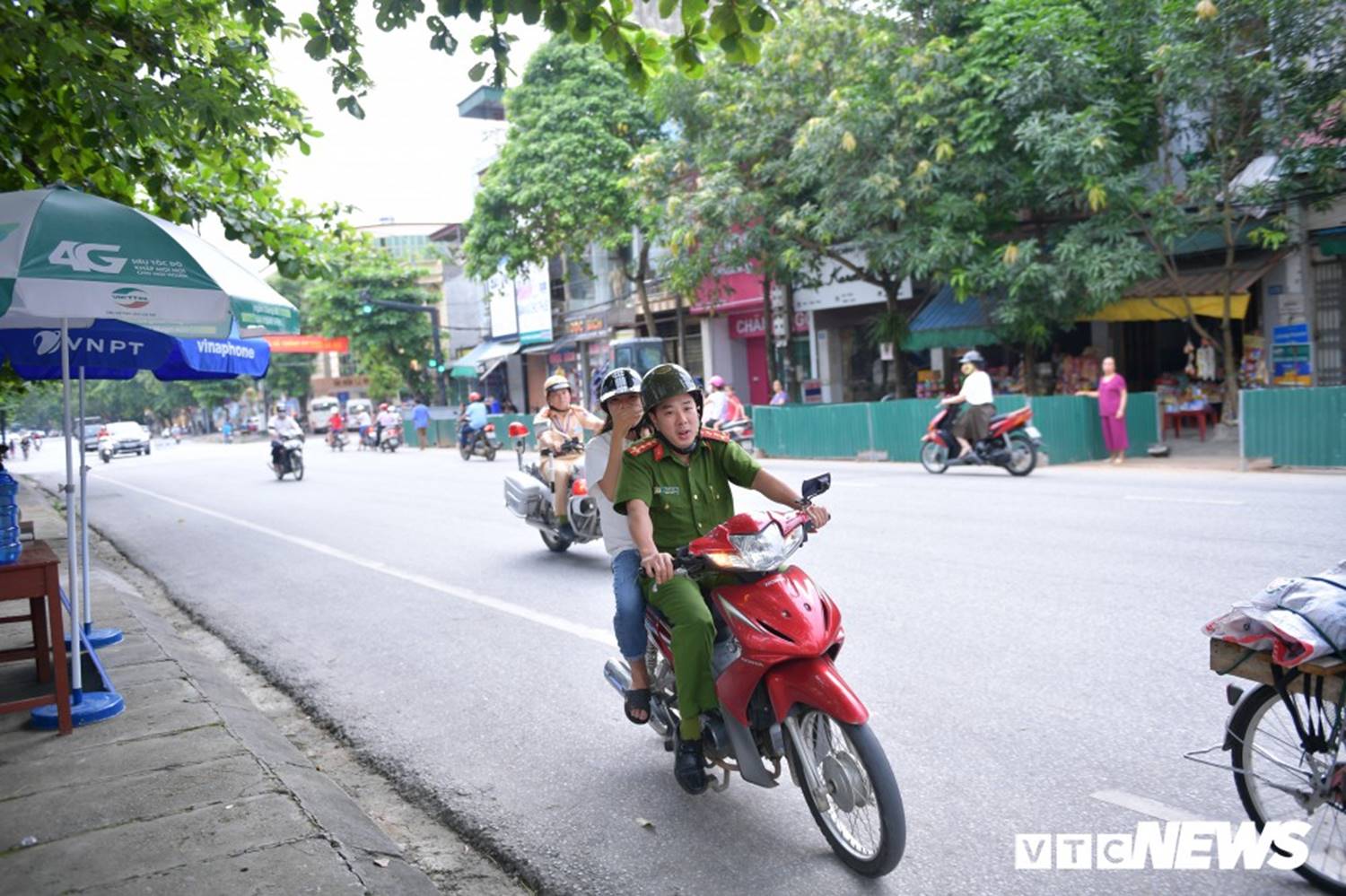 Ảnh: Cảnh sát Hà Giang dùng xe chuyên dụng hú còi hộ tống thí sinh ngủ muộn đến điểm thi-3