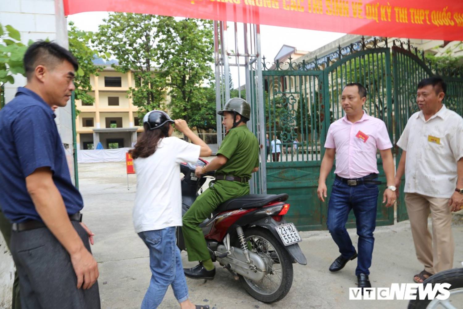 Ảnh: Cảnh sát Hà Giang dùng xe chuyên dụng hú còi hộ tống thí sinh ngủ muộn đến điểm thi-4