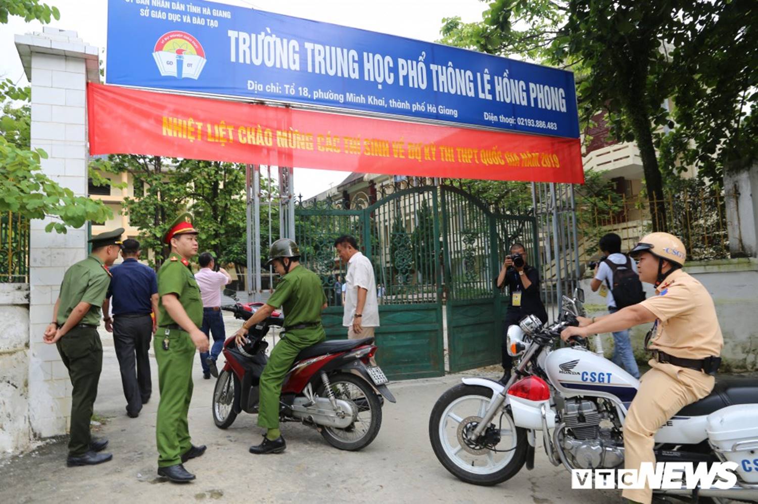 Ảnh: Cảnh sát Hà Giang dùng xe chuyên dụng hú còi hộ tống thí sinh ngủ muộn đến điểm thi-5