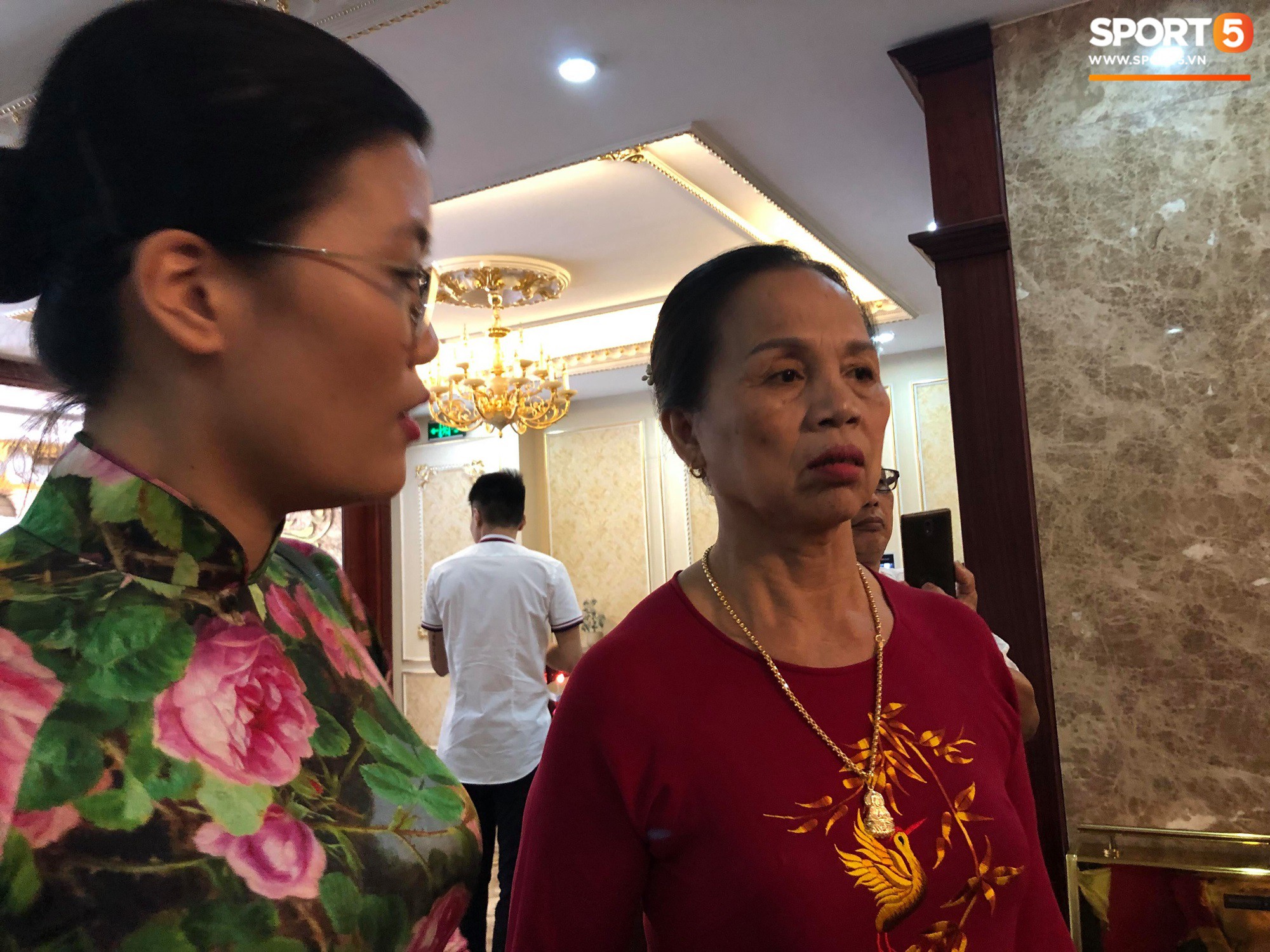 Bùi Tiến Dũng và cô dâu Khánh Linh hôn nhau say đắm, hát Nắm Lấy Tay Anh cực ngọt ngào-1