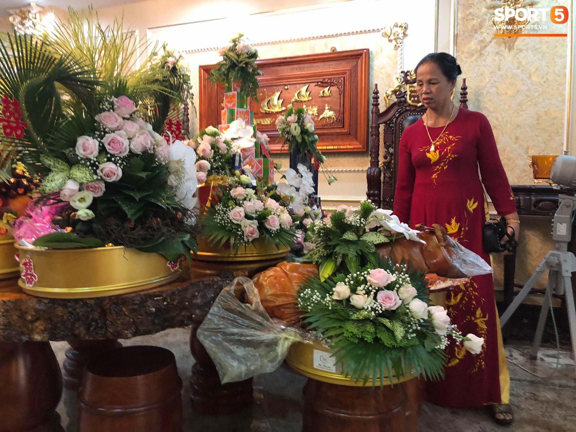 Bùi Tiến Dũng và cô dâu Khánh Linh hôn nhau say đắm, hát Nắm Lấy Tay Anh cực ngọt ngào-3