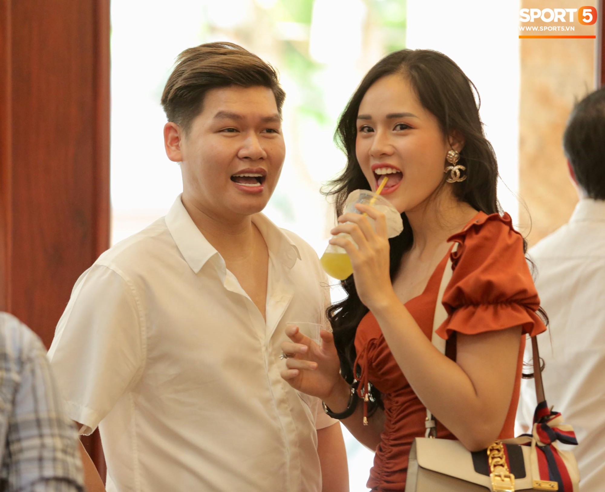 Bùi Tiến Dũng và cô dâu Khánh Linh hôn nhau say đắm, hát Nắm Lấy Tay Anh cực ngọt ngào-7