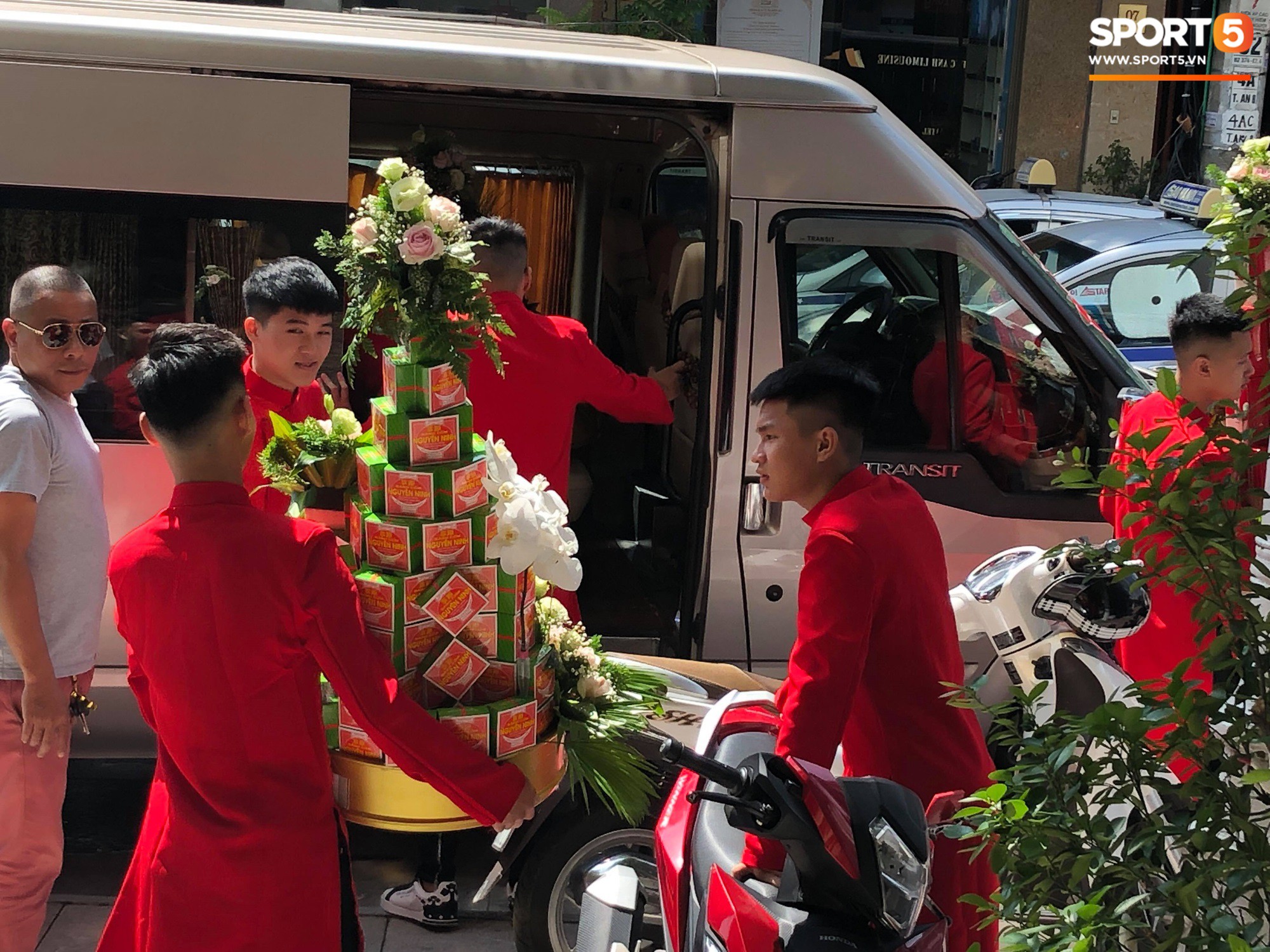 Bùi Tiến Dũng và cô dâu Khánh Linh hôn nhau say đắm, hát Nắm Lấy Tay Anh cực ngọt ngào-9