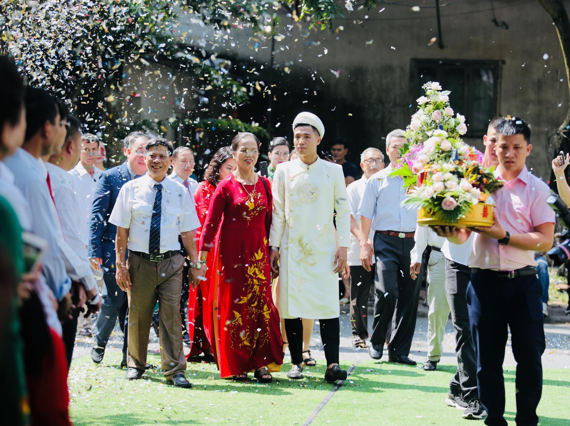 Bùi Tiến Dũng và cô dâu Khánh Linh hôn nhau say đắm, hát Nắm Lấy Tay Anh cực ngọt ngào-10