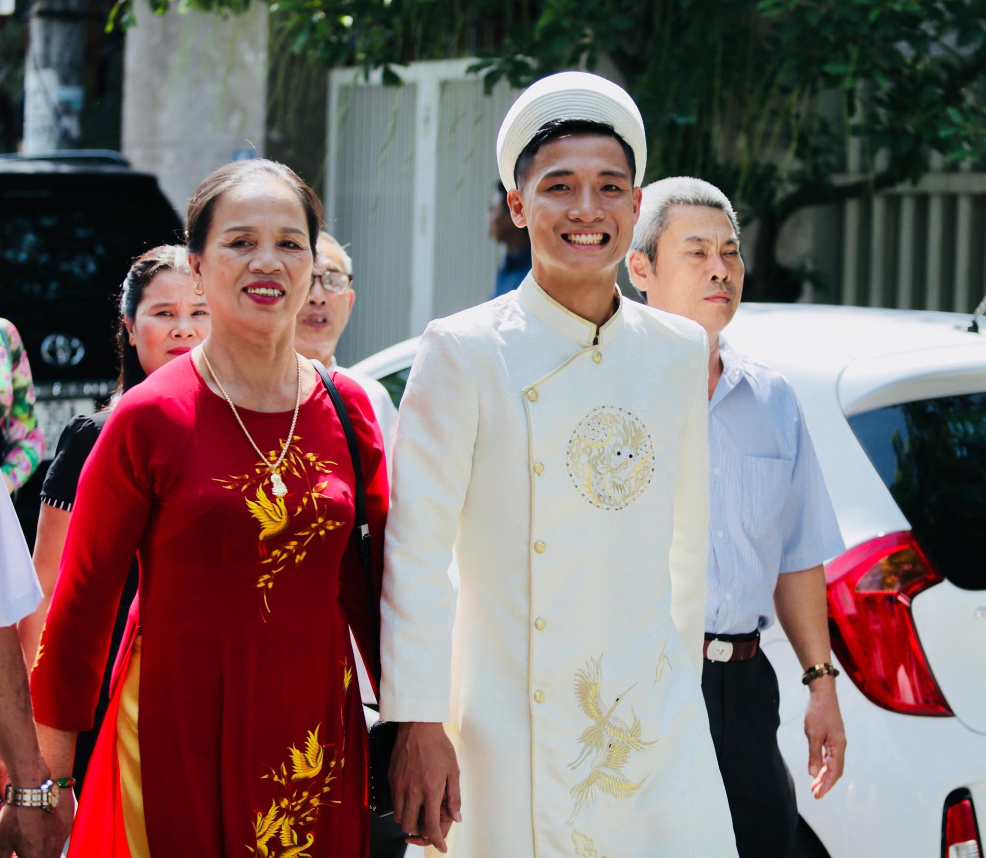 Bùi Tiến Dũng và cô dâu Khánh Linh hôn nhau say đắm, hát Nắm Lấy Tay Anh cực ngọt ngào-11