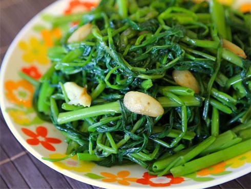 Xào rau muống chỉ cần thêm 1 bước này đảm bảo không bị thâm đen, giòn ngon như ngoài hàng