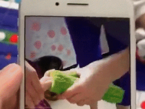 Học đòi trên mạng cách trị mút ngón tay bằng mướp đắng, mẹ trẻ tá hỏa khi thấy cảnh tượng của con trai