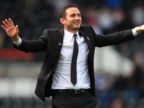 Nóng lòng tái hợp, cổ động viên Chelsea khủng bố” cả bà xã của Lampard-4