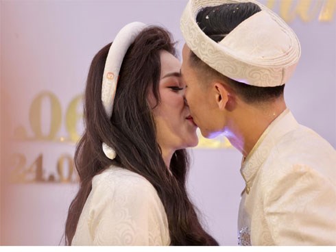 Bùi Tiến Dũng và cô dâu Khánh Linh hôn nhau say đắm, hát