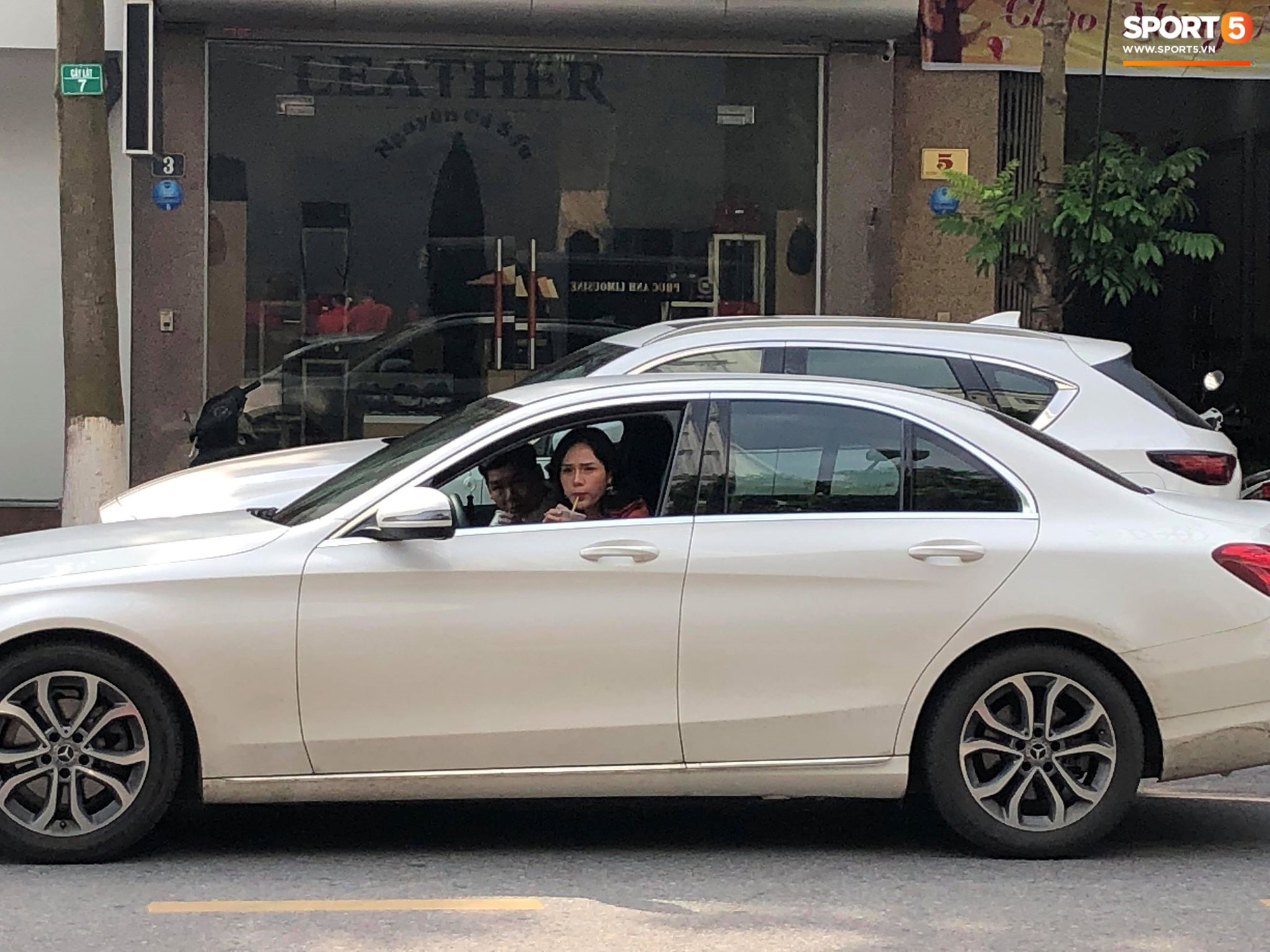 Bạn gái Trọng Đại đi xế hộp tiền tỷ tới dự đám hỏi Bùi Tiến Dũng-1