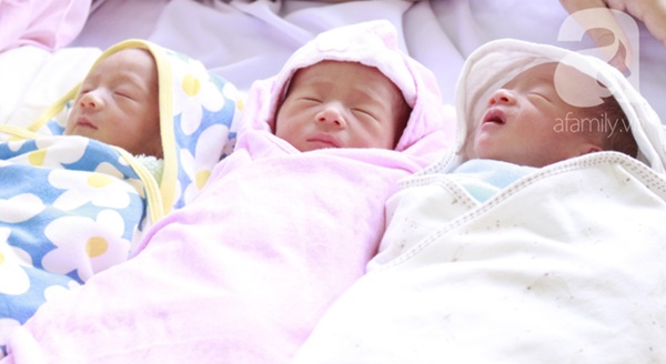 Một sản phụ mang 3 thai tự nhiên bị vỡ ối sớm, tiền sản giật nguy hiểm được mổ cấp cứu mẹ tròn con vuông-2