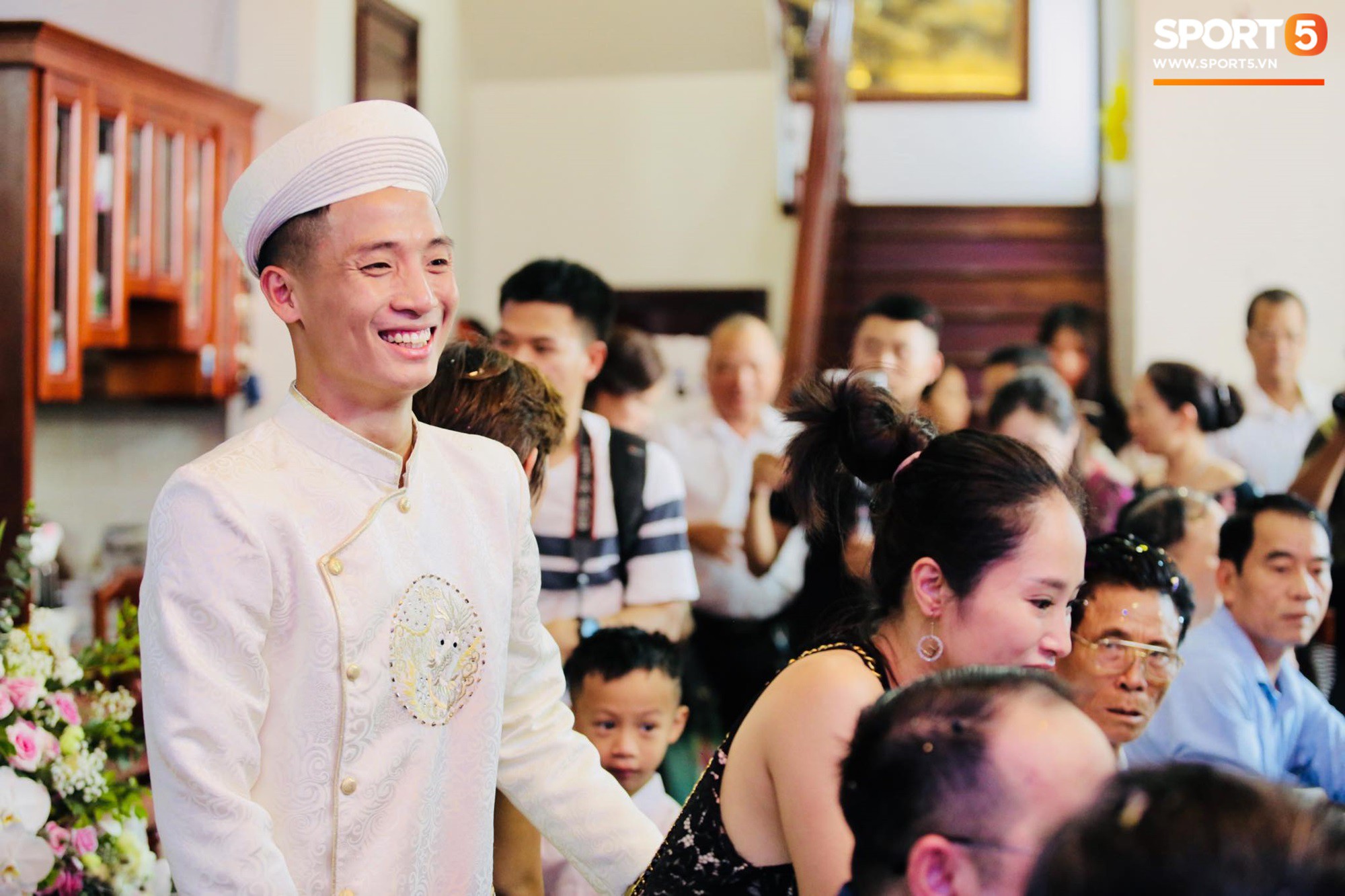 Bùi Tiến Dũng và cô dâu Khánh Linh hôn nhau say đắm, hát Nắm Lấy Tay Anh cực ngọt ngào-18