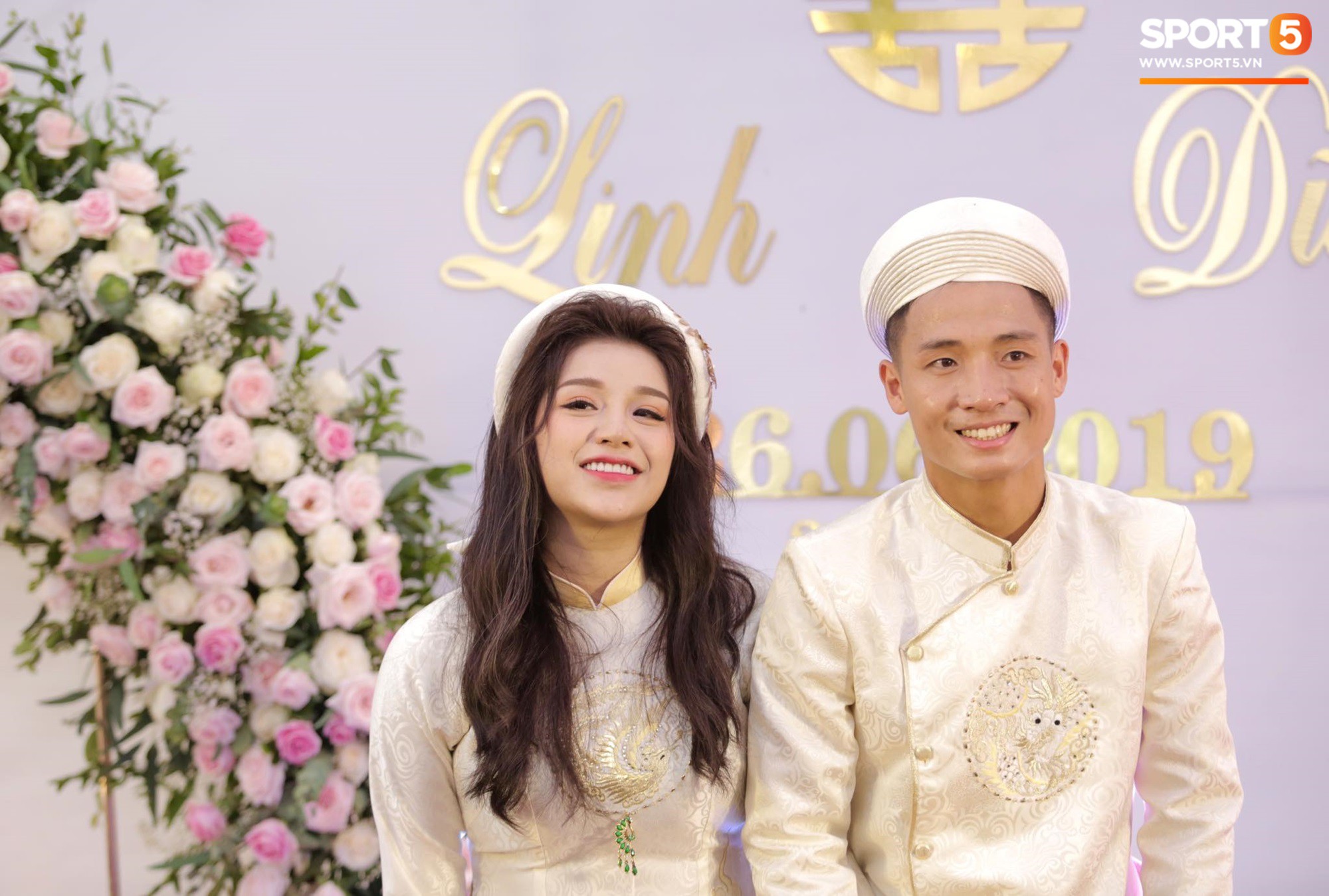 Bùi Tiến Dũng và cô dâu Khánh Linh hôn nhau say đắm, hát Nắm Lấy Tay Anh cực ngọt ngào-19
