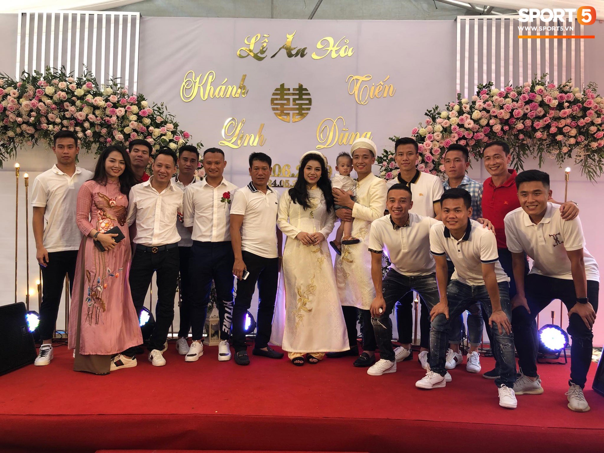 Bùi Tiến Dũng và cô dâu Khánh Linh hôn nhau say đắm, hát Nắm Lấy Tay Anh cực ngọt ngào-21