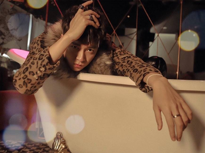 Ngô Kiến Huy tung hình đội vương miện đón tuổi mới-2