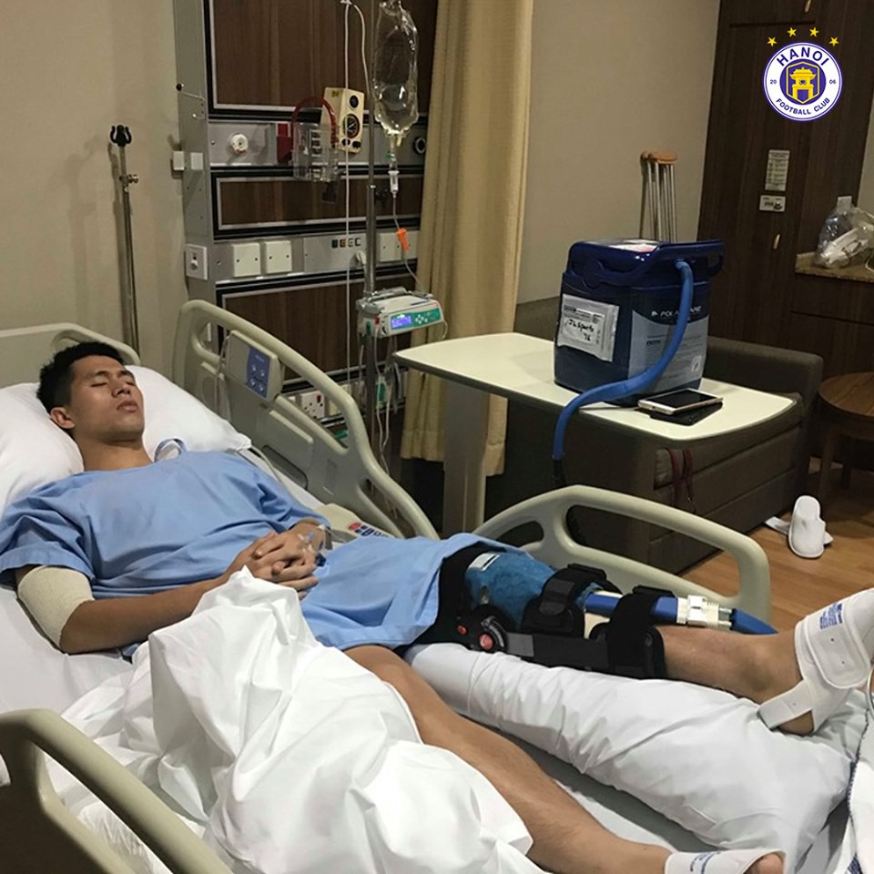 Những hình ảnh đầu tiên của Đình Trọng sau phẫu thuật đứt dây chằng khiến fan không khỏi xót xa-4