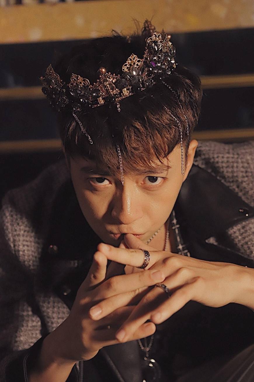 Ngô Kiến Huy tung hình đội vương miện đón tuổi mới-5