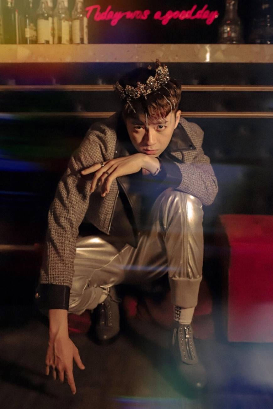 Ngô Kiến Huy tung hình đội vương miện đón tuổi mới-15