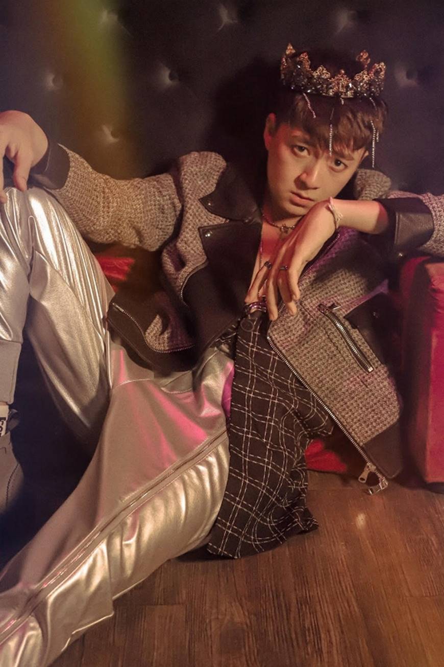 Ngô Kiến Huy tung hình đội vương miện đón tuổi mới-16