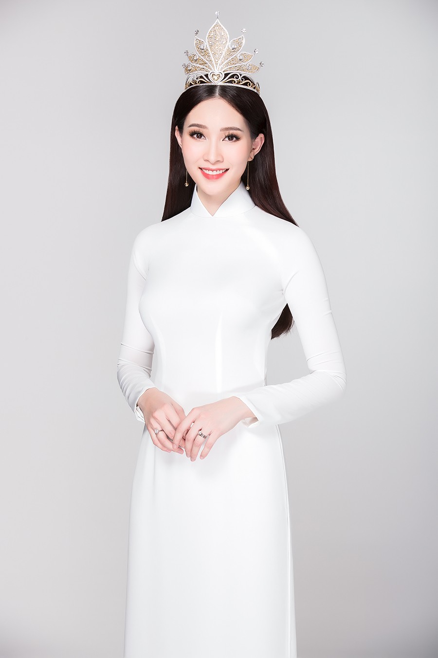 Soi đường học vấn của các Hoa hậu Việt: Đỗ Mỹ Linh hạnh phúc nhận tấm bằng vẻ vang, Kỳ Duyên tốt nghiệp hay chưa vẫn là dấu hỏi lớn-12