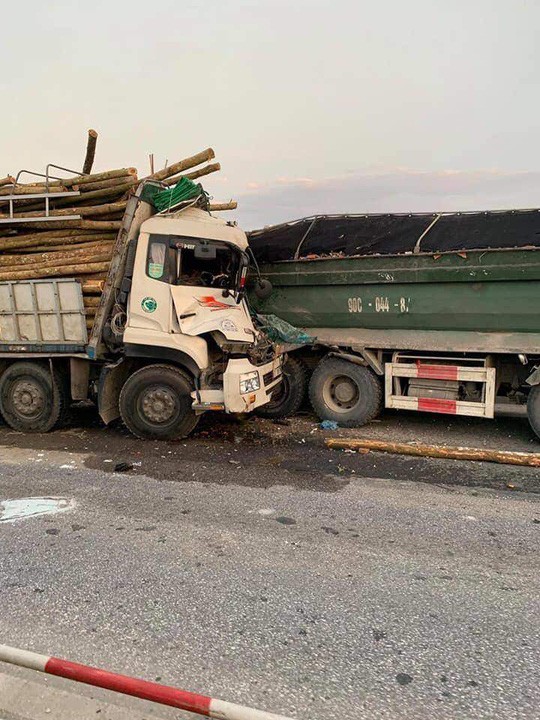 Tai nạn kinh hoàng trên cầu Thanh Trì, tài xế và phụ xe tử vong trong cabin-1