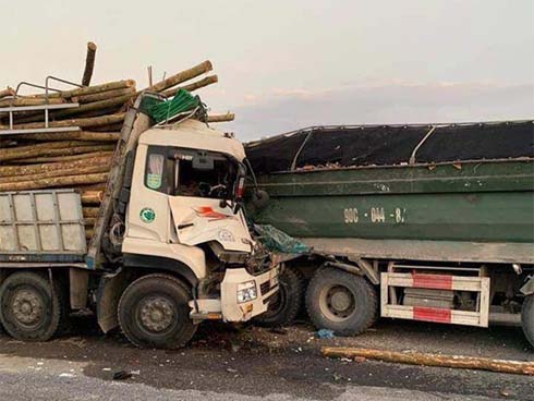 Vừa lái xe vừa mải buôn chuyện, hai người phụ nữ suýt chết dưới bánh xe tải-1