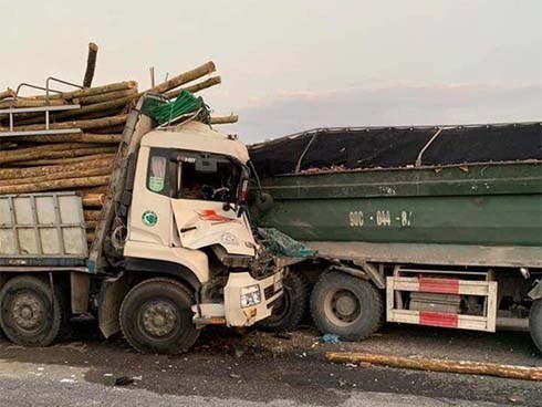 Tai nạn kinh hoàng trên cầu Thanh Trì, tài xế và phụ xe tử vong trong cabin