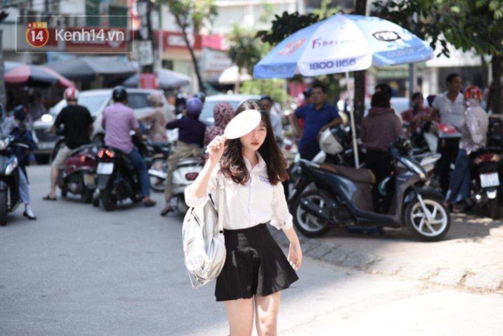 Trực tiếp: Thi THPT Quốc gia 2019 môn Tiếng Anh: Thí sinh đội nắng nóng đi thi, lo sợ lặp lại tình trạng điểm liệt kỷ lục như năm ngoái-16