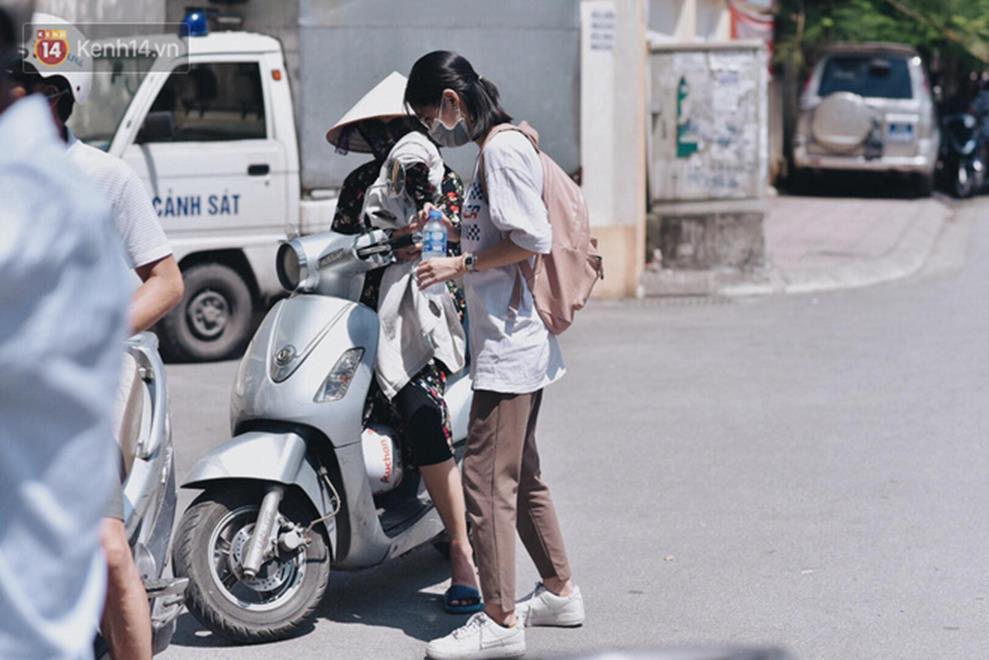 Trực tiếp: Thi THPT Quốc gia 2019 môn Tiếng Anh: Thí sinh đội nắng nóng đi thi, lo sợ lặp lại tình trạng điểm liệt kỷ lục như năm ngoái-18