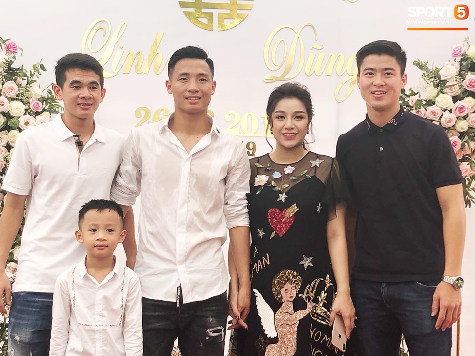 Gặp sự cố khi tới đám hỏi Bùi Tiến Dũng, Duy Mạnh đến muộn nhưng vẫn nổi bật theo cách của riêng mình-2