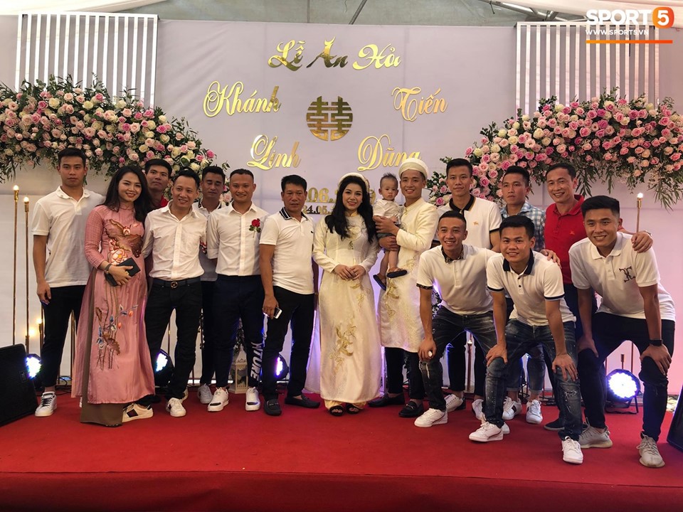 Gặp sự cố khi tới đám hỏi Bùi Tiến Dũng, Duy Mạnh đến muộn nhưng vẫn nổi bật theo cách của riêng mình-1