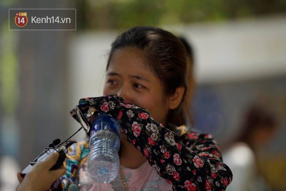 Con gái thi xong nói chỉ làm được 8 điểm, bà mẹ bật khóc nức nở trước cổng trường-1