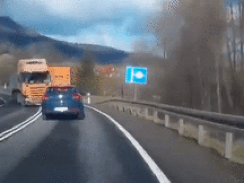 Clip: Người đàn ông đi xe máy tự lao đầu vào ô tô, lăn đùng ngã ngửa nhằm ăn vạ-1