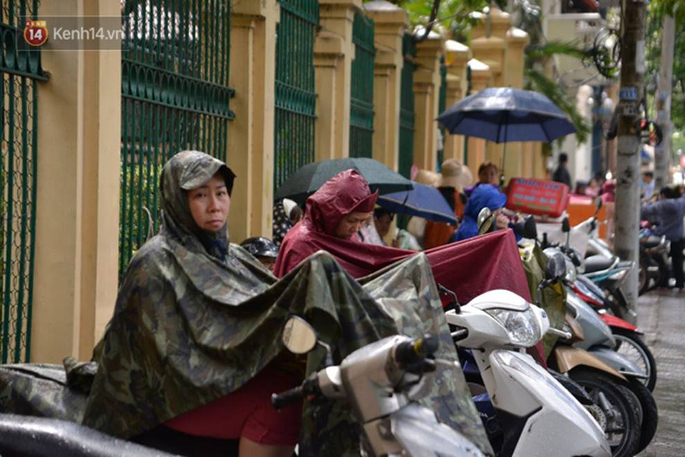 Trực tiếp: Thi THPT Quốc gia 2019 môn Tiếng Anh: Thí sinh đội nắng nóng đi thi, lo sợ lặp lại tình trạng điểm liệt kỷ lục như năm ngoái-2