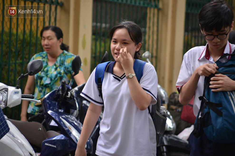 Trực tiếp: Thi THPT Quốc gia 2019 môn Tiếng Anh: Thí sinh đội nắng nóng đi thi, lo sợ lặp lại tình trạng điểm liệt kỷ lục như năm ngoái-3