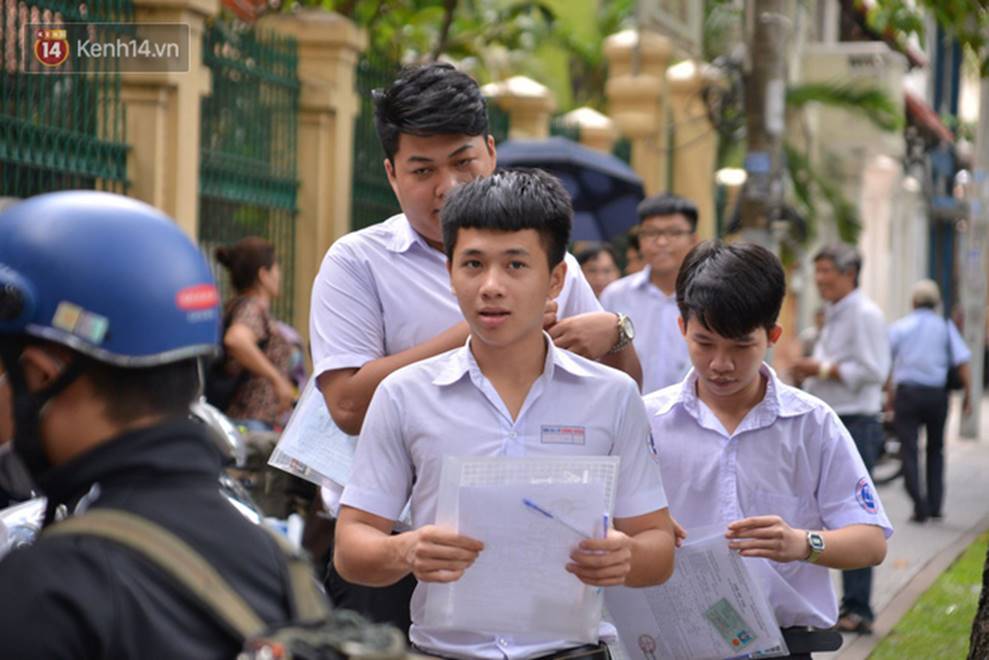 Trực tiếp: Thi THPT Quốc gia 2019 môn Tiếng Anh: Thí sinh đội nắng nóng đi thi, lo sợ lặp lại tình trạng điểm liệt kỷ lục như năm ngoái-4