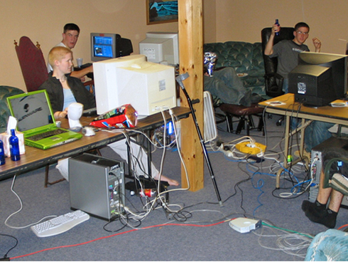 Con nhỏ liên tục khóc và nói trong phòng có ma, người mẹ giật bắn mình khi mở cửa sổ-2