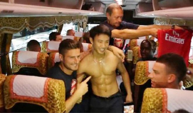 Bất ngờ: Chàng Running Man cởi trần Vũ Xuân Tiến đã có vợ, danh tính cô dâu gây tò mò-4