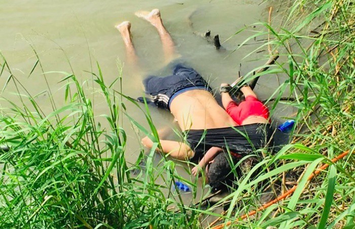 Những bức ảnh lay động lòng người cho thấy sự tàn nhẫn của thảm họa di cư, khi hàng rào thép gai nơi biên giới cứa nát cuộc đời những đứa trẻ-1