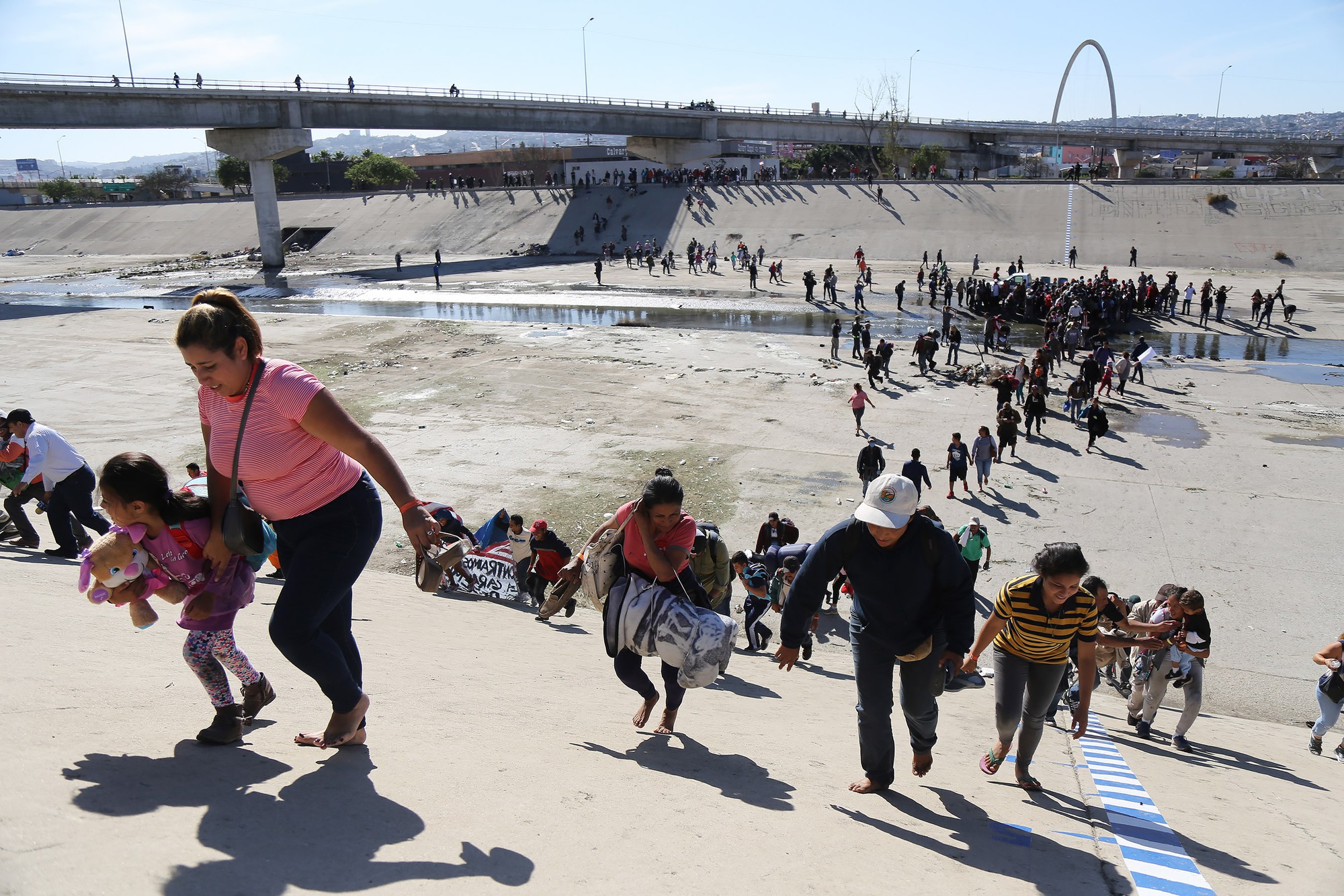 Những bức ảnh lay động lòng người cho thấy sự tàn nhẫn của thảm họa di cư, khi hàng rào thép gai nơi biên giới cứa nát cuộc đời những đứa trẻ-14