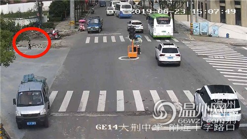 Bắt gặp bé trai 4 tuổi đi lang thang trên đường, cảnh sát hỏi ra mới biết câu chuyện đằng sau đáng khen về đứa trẻ-1