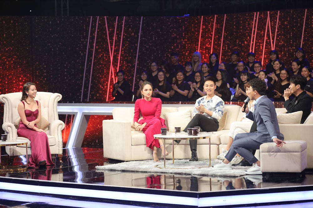 Người ấy là ai?: Hương Giang gây đỏ mặt khi thả thính trai trẻ Em có thích bướm không, vậy thì bắt chị đi!-1