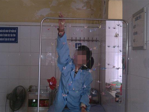 Uống cốc trà vải chứa băng keo cá nhân đã qua sử dụng, khách hàng phải dùng thuốc chống phơi nhiễm HIV: Bác sĩ nói gì?-5