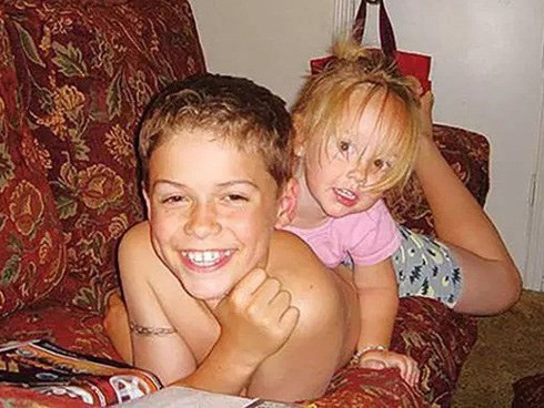 Cậu bé 13 tuổi giết chết em gái rồi tự đi đầu thú để trả thù mẹ