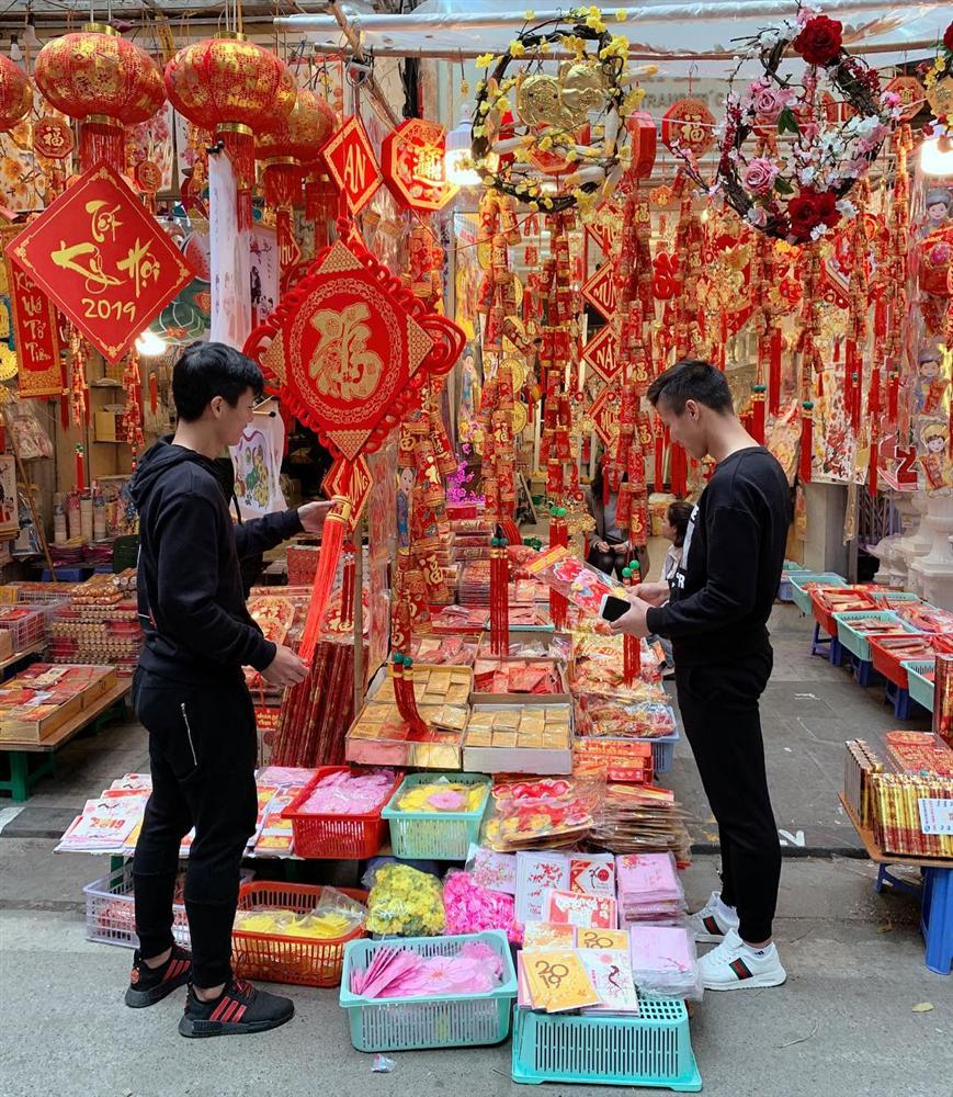 Giầy Gucci 20 triệu trong đám hỏi đã là gì, trung vệ Bùi Tiến Dũng sở hữu BST hàng hiệu bậc nhất showbiz luôn ý chứ!-6