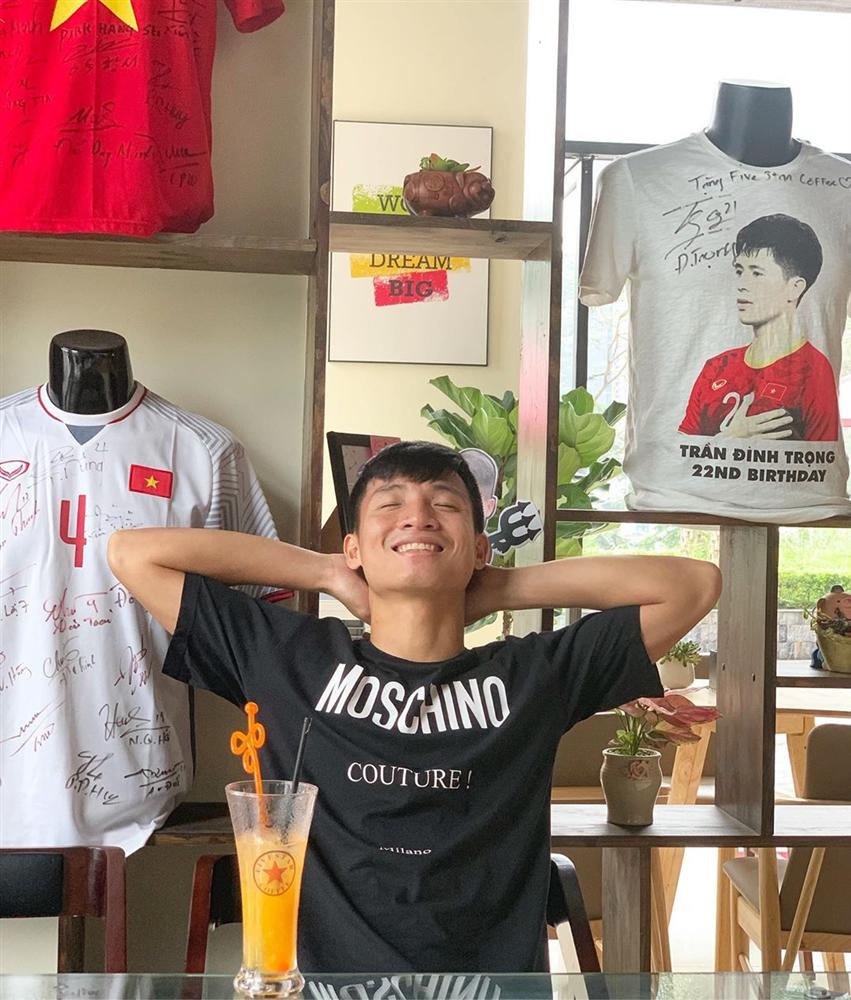 Giầy Gucci 20 triệu trong đám hỏi đã là gì, trung vệ Bùi Tiến Dũng sở hữu BST hàng hiệu bậc nhất showbiz luôn ý chứ!-9