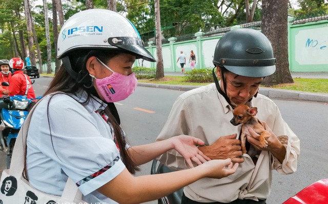 Ông bố khiến con gái cười không ngừng vì giấu 2 vị khách đặc biệt trong áo, chờ sẵn ngoài trường thi-1